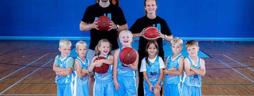 Treenerid Kustas Põldoja ja Kaia Milling ning trennilapsed.